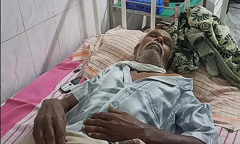யானை தாக்கியதில் படுகாயம் அடைந்த பெரியண்ணன் மருத்துவமனையில் சிகிச்சை பெற்று வருவதை படத்தில் காணலாம்.