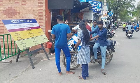 நீட் தேர்வு எழுத தருமபுரியில் காலை 9 மணிக்கே தேர்வு மையம் முன்பு குவிந்தனர்