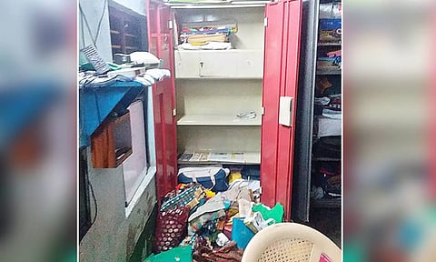 திருட்டு நடந்த வீட்டில் பீரோ உடைக்கப்பட்டு பொருட்கள் சிதறி கிடக்கிறது.