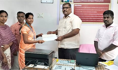 இல்லம் தேடி கல்வி மைய தன்னார்வலருக்கு சான்றிதள், ஊக்கத்தொகை வழங்கப்பட்டது.