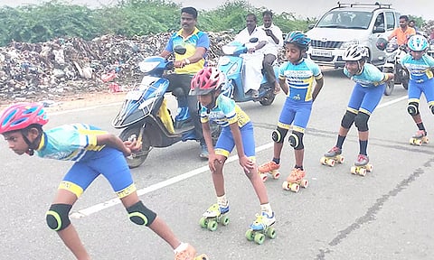 ரோலர் ஸ்கேட்டிங் நிகழ்ச்சி நடைபெற்றது.