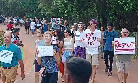 மரங்கள் வெட்டப்படுவதை கண்டித்து ஆரோவில்லில் வெளிநாட்டினர் அமைதி பேரணி