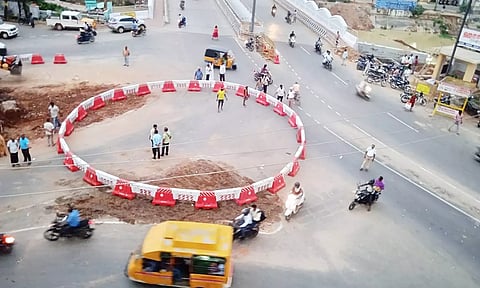 புதிதாக அமைக்கப்பட்ட தற்காலிக ரவுண்டானா.