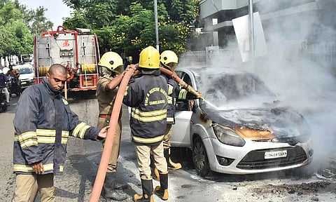 ஈரோடு இடையன்காட்டு வலசில் இன்று கார் திடீரென தீப்பிடித்து எரிந்ததால் பரபரப்பு