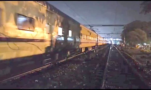 வாணியம்பாடி ரெயில் நிலையம் அருகே சபரி எக்ஸ்பிரஸ் ரெயில் நிறுத்தப்பட்ட காட்சி.