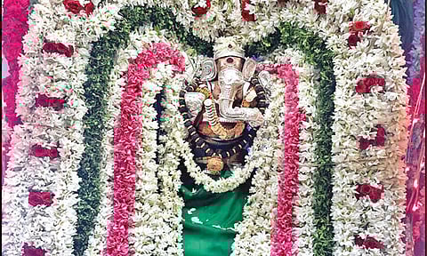 சிறப்பு அலங்காரத்தில் விநாயகர் அருள்பாலித்த காட்சி.