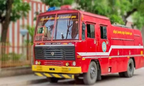 தக்கலை அருகே கிணற்றில் தவறி விழுந்த தொழிலாளி - தீயணைப்பு படையினர் மீட்டனர்
