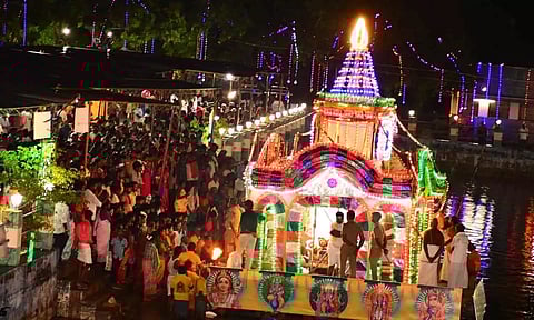 நீலகண்டப்பிள்ளையார் கோவிலில் தெப்ப திருவிழா நடந்தது.