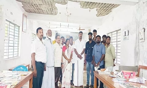 இடிந்து விழும் நிலையில் நூலக கட்டிடம்