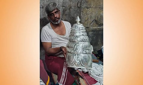 கவசங்கள் மெழுகேற்றும் பணி நடைபெற்ற காட்சி.