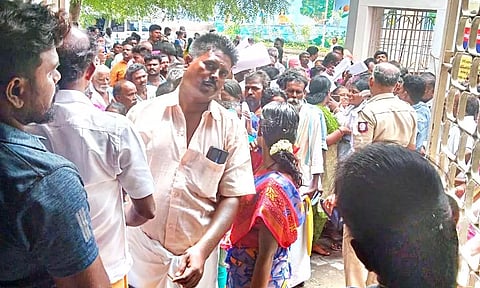 குறைதீர்க்கும் முகாமில் தவித்த பொதுமக்கள்