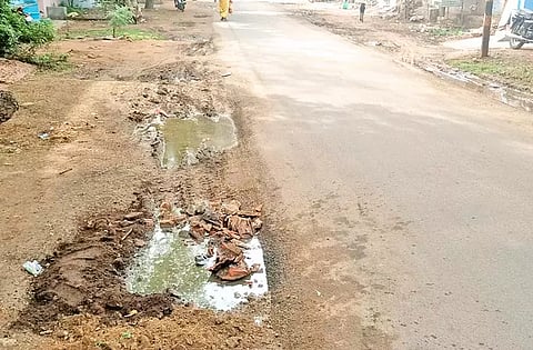 தச்சமொழி - முதலூர் சாலையோரம் உள்ள பள்ளங்கள் .