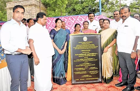 மீன்வளத்துறை ஒருங்கிணைந்த அலுவலக கட்டிடம் அமைக்கும் பணிகளுக்கு கனிமொழி எம்.பி. அடிக்கல் நாட்டினார். அருகில் அமைச்சர்கள் அனிதா ராதாகிருஷ்ணன், கீதாஜீவன், கலெக்டர் செந்தில்ராஜ், மேயர் ஜெகன் பெரியசாமி மற்றும் பலர் உள்ளனர்.