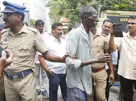 கோவை கலெக்டர் அலுவலகம் முன்பு கட்டிட தொழிலாளி மண்எண்ணெய் ஊற்றி தீ குளிக்க முயற்சி