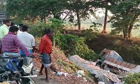 வாய்க்காலில் கவிழ்ந்த லாரி