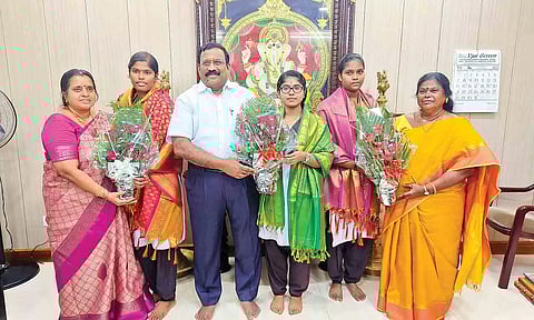 தேர்வில் சாதனை படைத்த மாணவிகளுக்கு பள்ளி தாளாளர் செல்வ கணபதி எம்.பி. பூங்கொத்து கொடுத்து வாழ்த்து தெரிவித்தபோது எடுத்தபடம்.