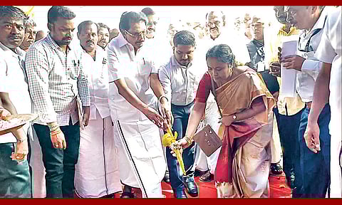 பஸ் நிலைய கட்டுமான பணிகளை அமைச்சர் சாத்தூர் ராமச்சந்திரன் தொடங்கி வைத்தார். 