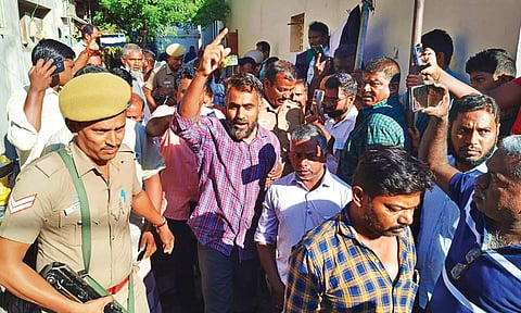 சாதிக் அலியை போலீசார் விசாரணைக்காக அழைத்துச் சென்ற காட்சி