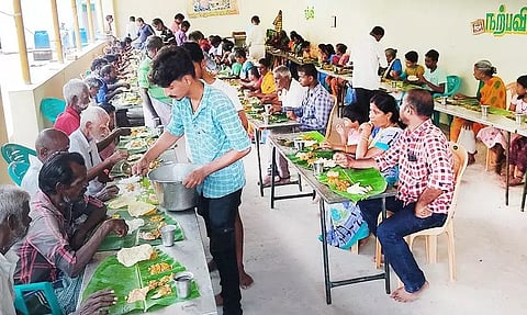 சித்திரை திருவிழாவில் பக்தர்களுக்கு அன்னதானம்