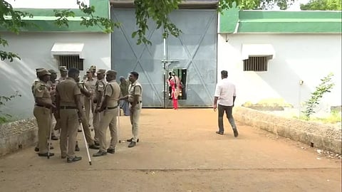 மத்திய சிைற சிறப்பு முகாமில் போலீசார் அதிரடி சோதனை