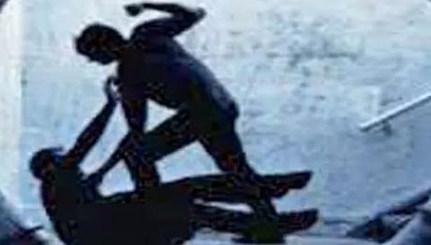 சாத்தான்குளம் அருகே மதுகுடிக்க பணம் கேட்டு கட்டிட தொழிலாளி மீது தாக்குதல்- 3 பேர் மீது வழக்கு