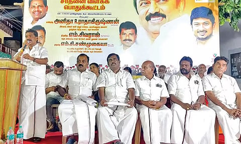 கூட்டத்தில் சண்முகையா எம்.எல்.ஏ. பேசிய காட்சி.