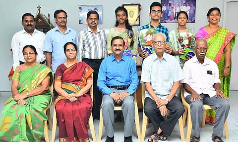 சாதனை படைத்த பள்ளி மாணவர்களை பள்ளி தாளாளர் பிரடெரிக் ரெஜிஸ், மருத்துவ இயக்குனர் ஜீத்தா பிரடெரிக், முதல்வர் அல்போன்ஸ் ஹில்டா, ஆகியோர் பாராட்டி வாழ்த்து தெரிவித்தனர்.