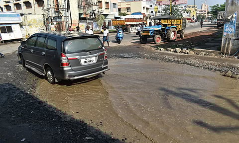 ஈரோடு சடையப்பா ரோட்டில் உள்ள பெரிய பள்ளத்தில் குளம் போல் மழை நீர் தேங்கி உள்ளதால் ஊர்ந்து சென்ற வாகனங்கள்.