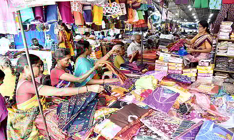 ஈரோடு கனி மார்க்கெட் ஜவுளி சந்தையில் சில்லரை விற்பனை நடந்த போது எடுத்த படம்.