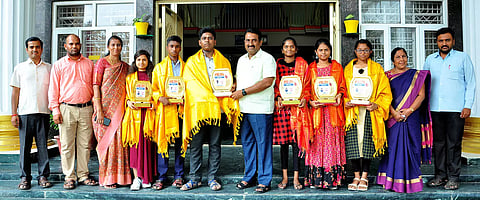 பர்கூர் வேளாங்கண்ணி பள்ளியில் பிளஸ்-2 அரசு பொதுத் தேர்வில் முதல் 5 இடங்களை பிடித்து சாதனை படைத்த மாணவர்களை பாராட்டி, பள்ளியின் தாளாளர் கூத்தரசன், பொன்னாடை அணிவித்து, கேடயங்களை வழங்கினார். 