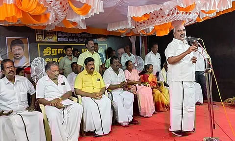 கூட்டத்தில் அமைச்சர் செஞ்சி மஸ்தான் பேசிய போது எடுத்த படம்.