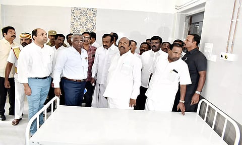 ஈரோடு அரசு தலைமை மருத்துவமனையில் கட்டப்பட்டுள்ள புதிய கட்டிடத்தில் அமைச்சர்கள் எ.வ.வேலு, சு.முத்துசாமி ஆகியோர் ஆய்வு மேற்கொண்டனர். 