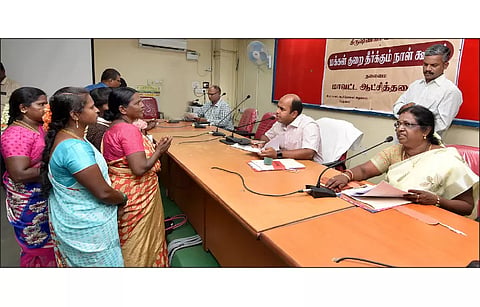 கிருஷ்ணகிரி மாவட்ட கலெக்டர் அலுவலக கூட்டரங்கில் மக்கள் குறை தீர்க்கும் நாள் கூட்டம் மாவட்ட கலெக்டர் தீபக் ஜேக்கப் தலைமையில் நடைபெற்றது. அருகில் மாவட்ட வருவாய் அலுவலர் ராஜேஸ்வரி, மாவட்ட கலெக்டர் நேர்முக உதவியாளர் (பொது) வேடியப்பன் ஆகியோர் உள்ளனர்.