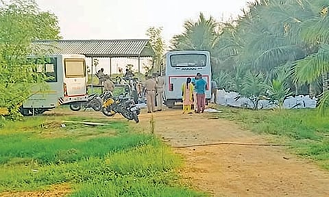 கஞ்சா மூட்டைகளை கைப்பற்றி போலீசார் விசாரணை நடத்திய காட்சி