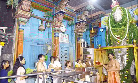 ஆஞ்சநேயர் சாமிக்கு வெள்ளி அங்கி சார்த்தி சிறப்பு வழிபாடு நடந்தது.