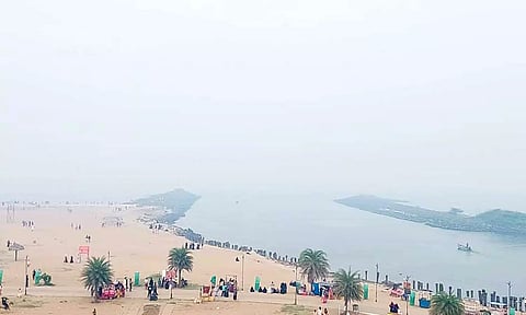 காரைக்கால் கடற்கரை முகத்துவாரத்தில் புகைமூட்டம் ஏற்பட்டுள்ள காட்சி.