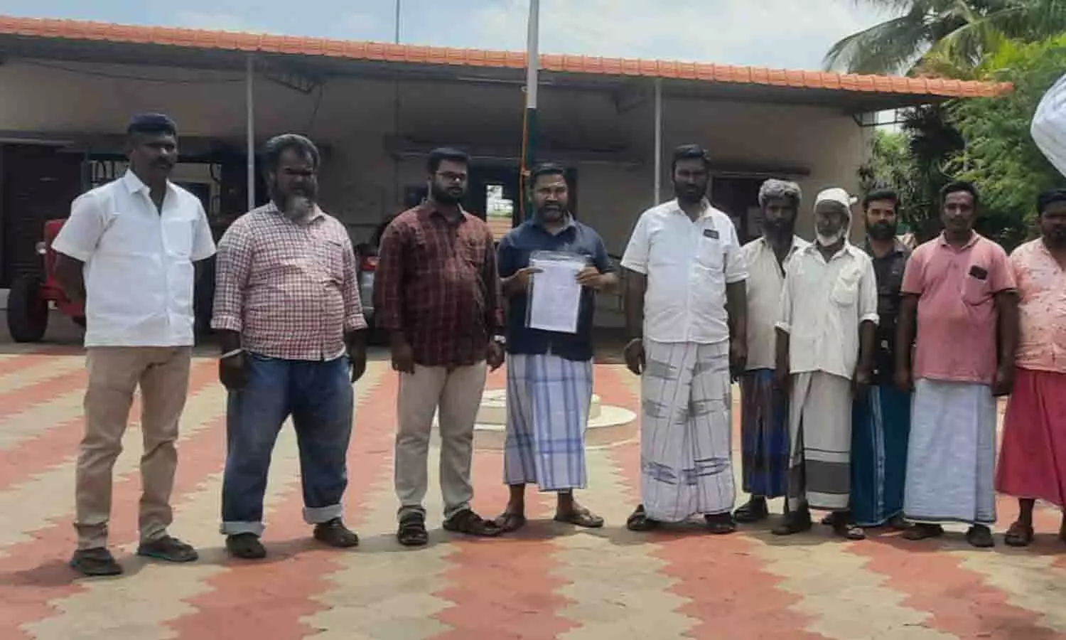 ஊராட்சி மன்ற அலுவலகத்தை முற்றுகையிட்டவர்களை படத்தில் காணலாம்.