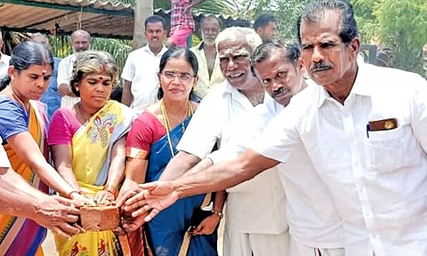 சிமெண்ட் சாலை அமைக்க மாவட்ட ஊராட்சி தலைவர் தமிழ்செல்வி போஸ் அடிக்கல் நாட்டியபோது எடுத்தபடம்.