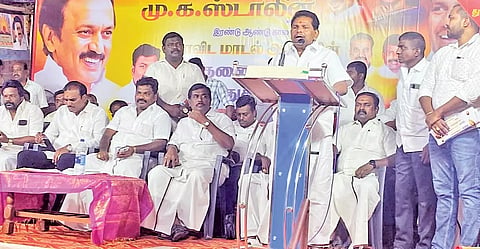 கூட்டத்தில் அமைச்சர் அனிதா ராதாகிருஷ்ணன் பேசிய காட்சி.