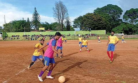 கோத்தகிரி காந்தி மைதானத்தில் கால்பந்து போட்டி
