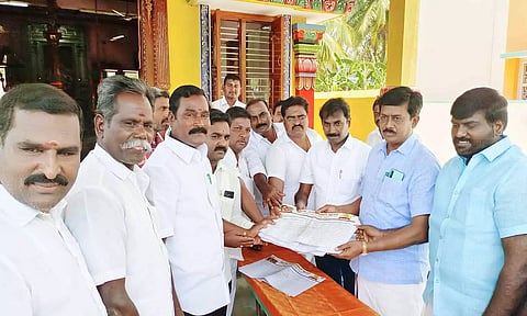 திருப்பத்தூர் சட்டமன்ற தொகுதியில் புதிய தி.மு.க. உறுப்பினர் படிவங்களை சட்டமன்ற தொகுதி பொறுப்பாளர் எ.வ.வே. கம்பன் வழங்கிய போது எடுத்த படம்.