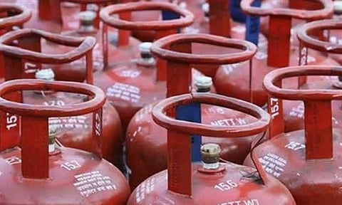 சட்டென குறைந்த சிலிண்டர் விலை.. பொதுமக்கள் நிம்மதி!