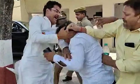 பாஜக தலைவரின் கணவரை சரமாரியாக தாக்கிய சமாஜ்வாடி எம்.எல்.ஏ.- காவல் நிலையத்தில் பரபரப்பு