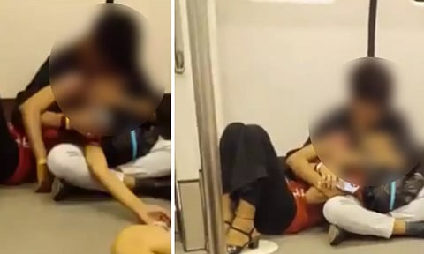 டெல்லி மெட்ரோ ரெயிலில் முத்தமழை பொழிந்த இளம் ஜோடி