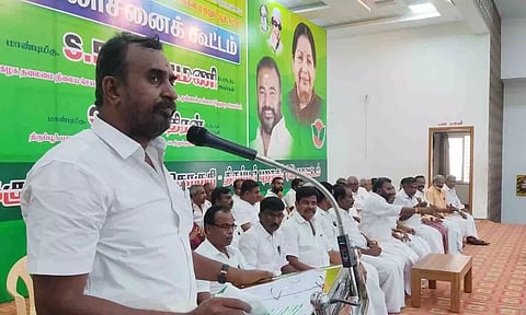 ஆலோசனை கூட்டத்தில் முன்னாள் அமைச்சர் எஸ்.பி., வேலுமணி பேசிய காட்சி.