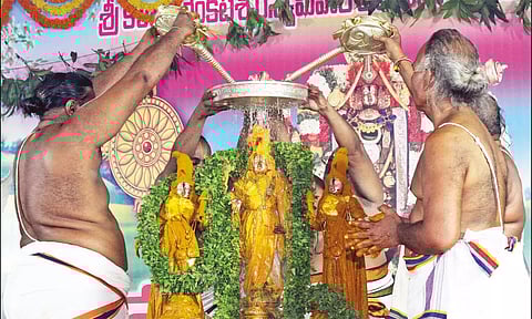 உற்சவர்களுக்கு அபிஷேகம் நடந்தபோது எடுத்தபடம்.