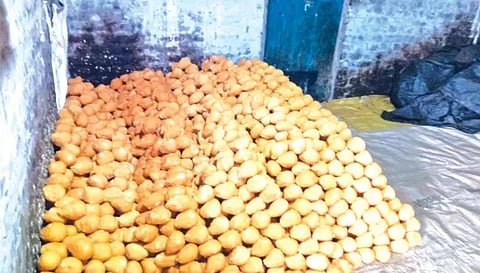உருண்டை வெல்லம் தயாரித்து அடுக்கி வைத்திருந்த போது எடுத்த படம்.