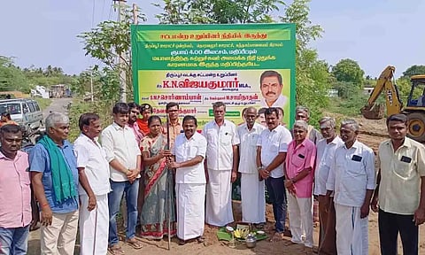  எம்.எல்.ஏ., கே. என்.விஜயகுமார் பணிகளை தொடங்கி வைத்த காட்சி.
