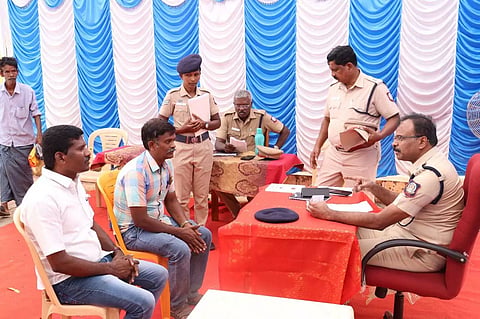 போலீஸ் சூப்பிரண்டு சாம்சன், பொதுமக்களிடம் மனுக்கள் பெற்ற காட்சி.