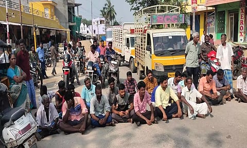 கழிவுநீர் கால்வாய் பணி விரைந்து முடிக்க கோரி வியாபாரிகள், பொதுமக்கள் சாலை மறியல்